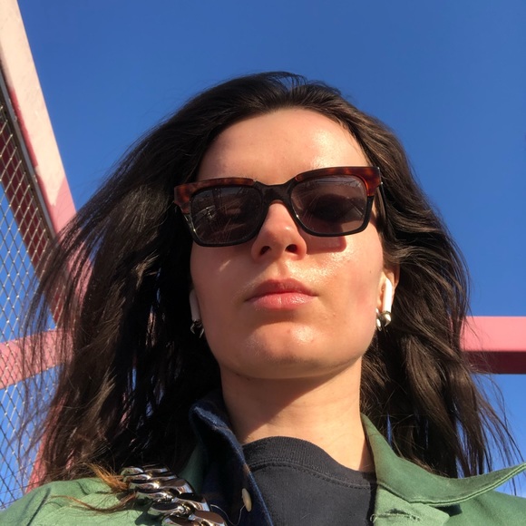 Meet your Posher, Sofi - Picture 1 of 1